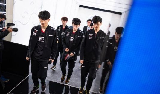 Vitality 在 IEM 科隆 2025 中轻松获得季后赛名额