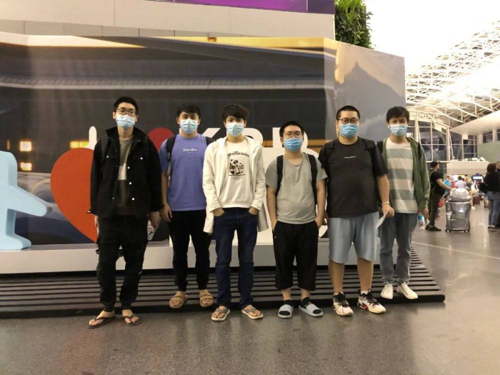 尾一边是